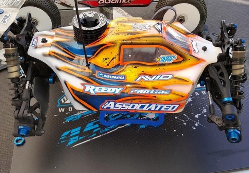 Associated RC8B3 dominates Swiss Championship Rd 6 at Morges with Hofer and Lüber !!